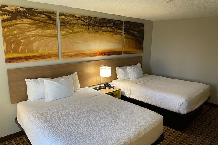 1 Queen Bed (6 of 16)