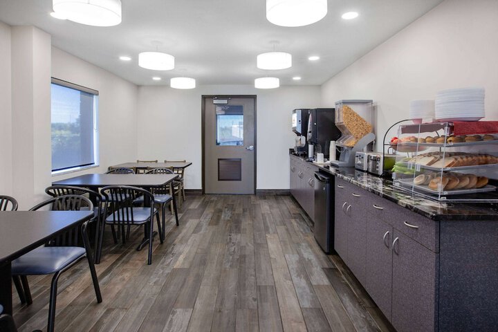 Breakfast/Coffee Service 25 of 31