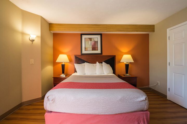 1 King Bed (2 of 6)