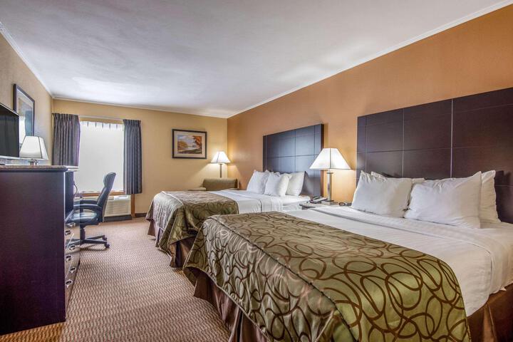 2 Queen Beds (7 of 8)