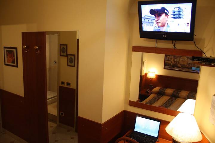 Room 6 of 16