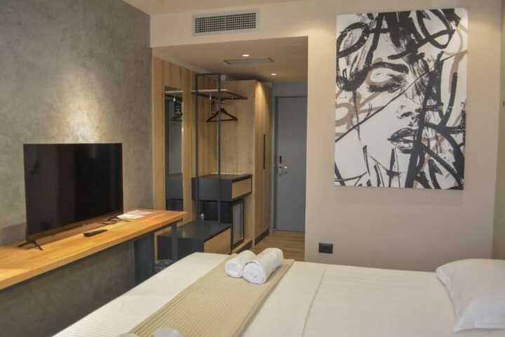 Room 6 of 17
