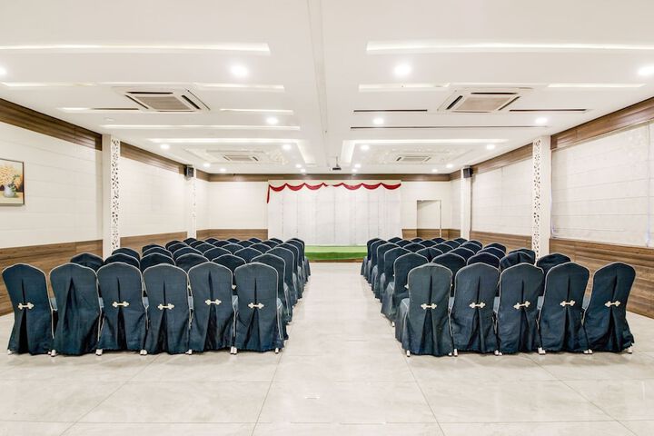 Business Center 4 of 24