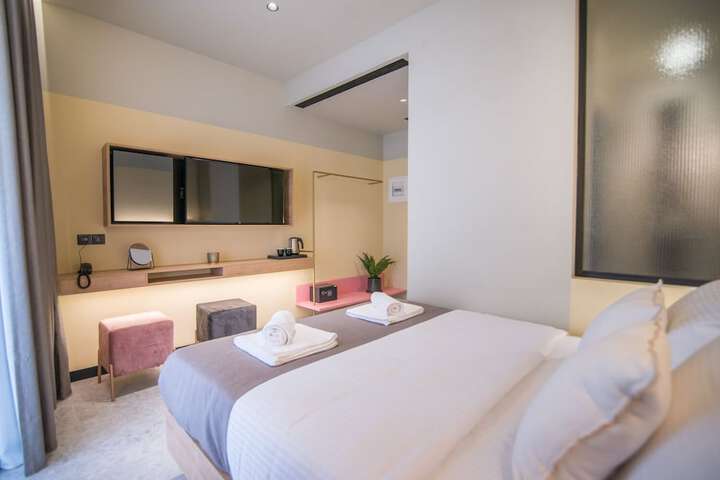 Room 12 of 77