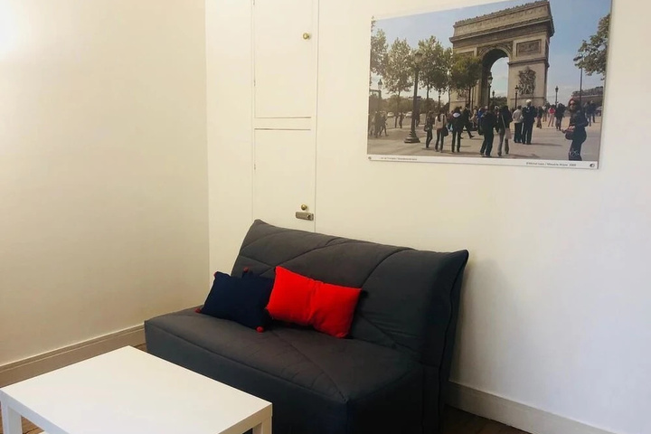Room 10 of 12