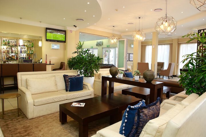 Lounge 14 of 17