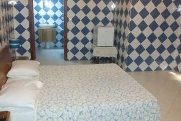 Room 4 of 10