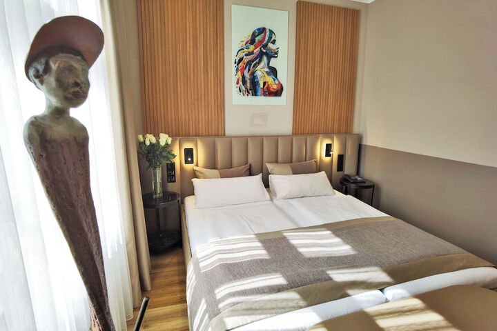 Room 80 of 136