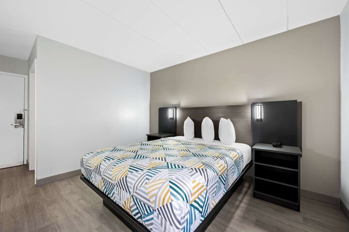 1 Queen Bed (17 of 18)