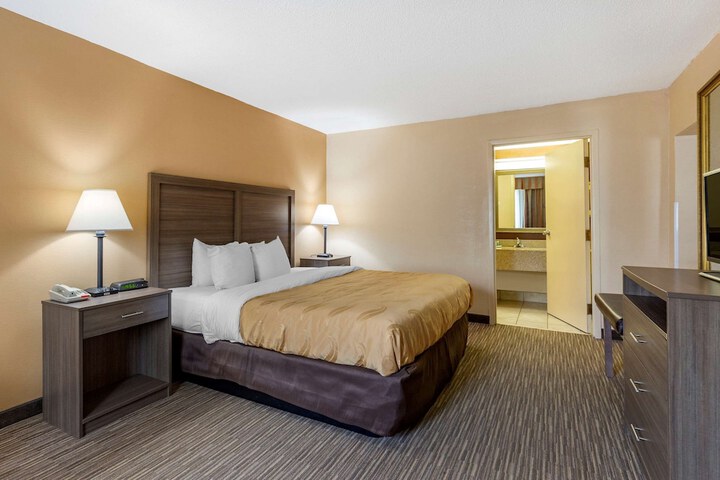 1 King Bed (15 of 15)