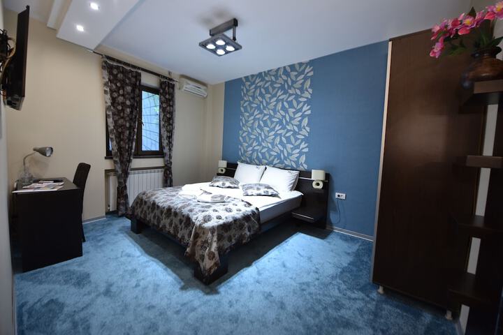 Room 7 of 27