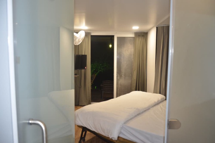 Room 8 of 28