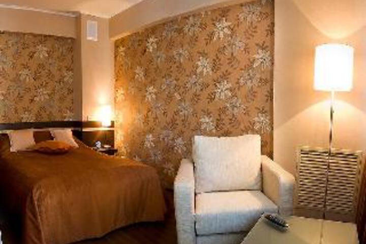 Room 2 of 10