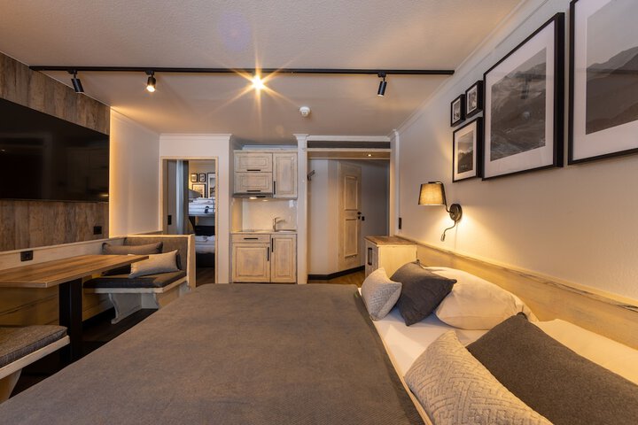 Room 5 of 103