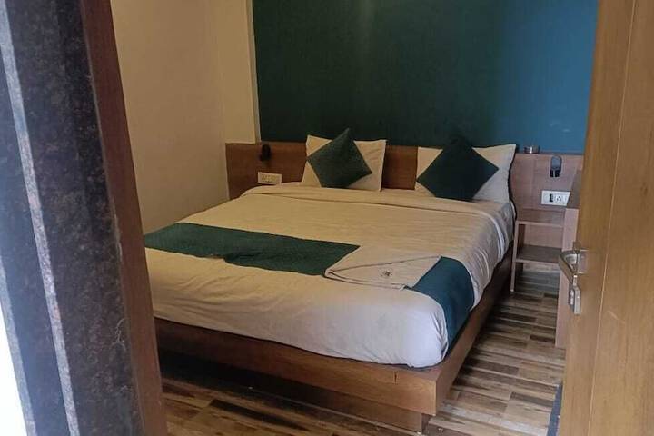 Room 4 of 16