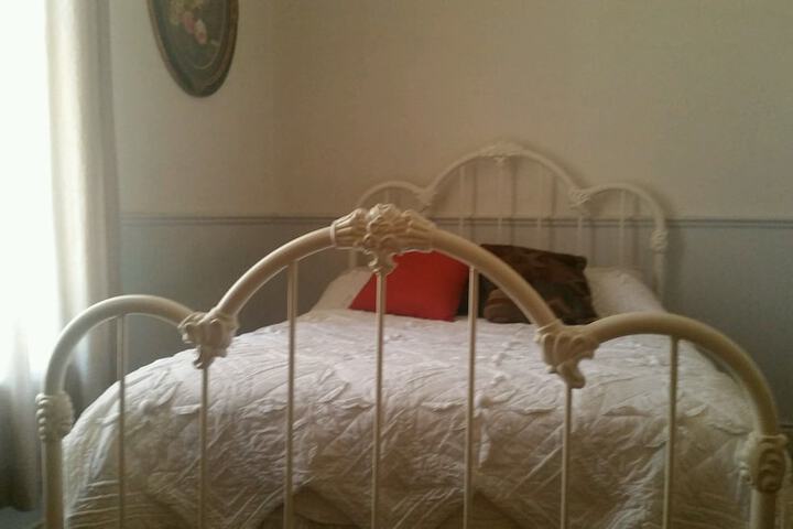 Room 2 of 5