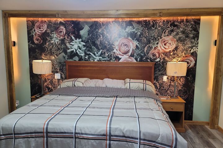 1 King Bed (2 of 4)
