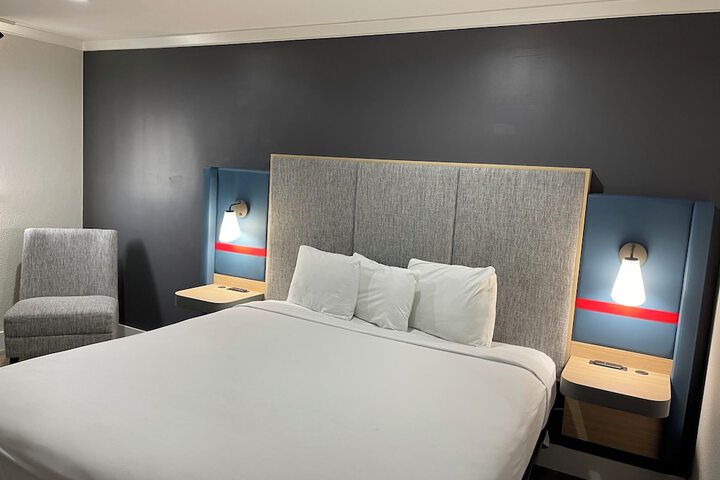 1 King Bed Microwave and Refrigerator Full Breakfast (14 of 23)