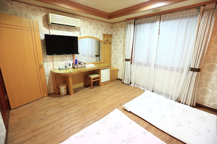 Room 18 of 36
