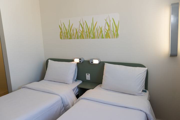 Room 7 of 74