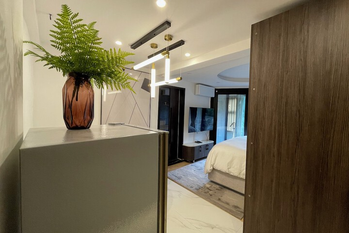 Room 9 of 30