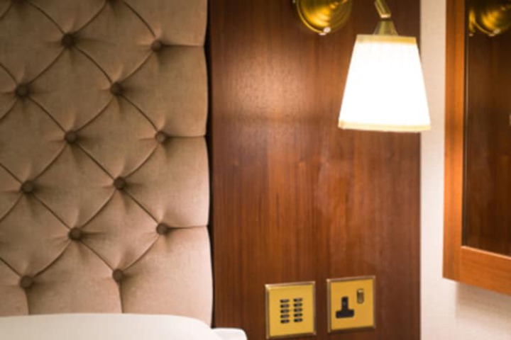 Room 10 of 32