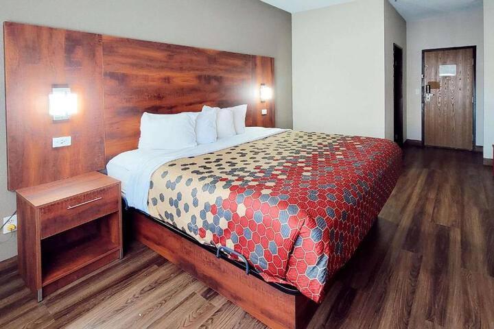 1 King Bed (3 of 8)