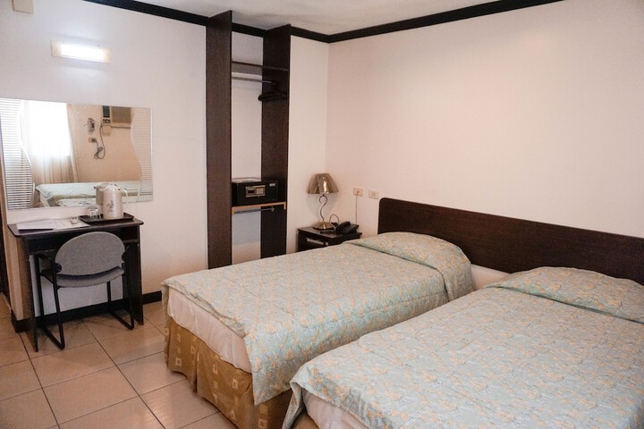 Room 3 of 37