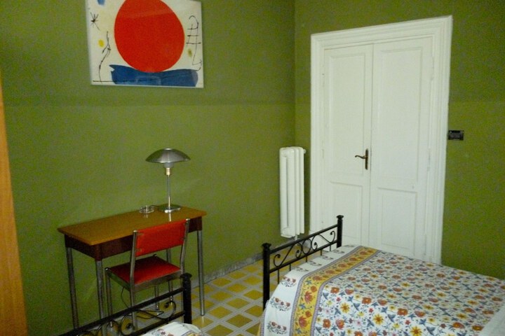 Room 9 of 37
