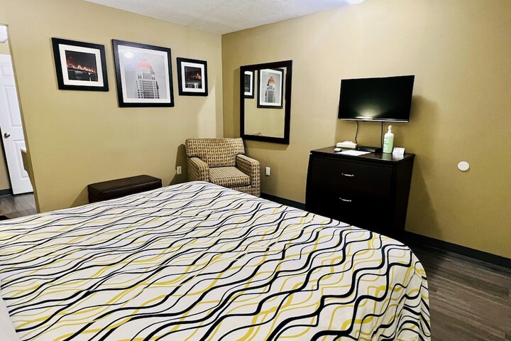 Deluxe King Bed (3 of 10)