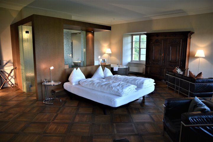 Room 6 of 27