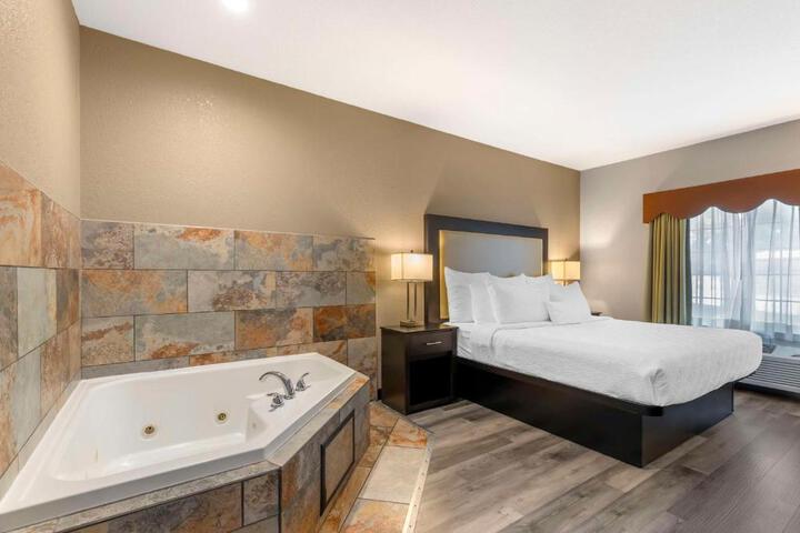 1 King Bed Sofa Bed High Speed Internet Accessible Work Desk Coffee Maker Full Breakfast (23 of 25)