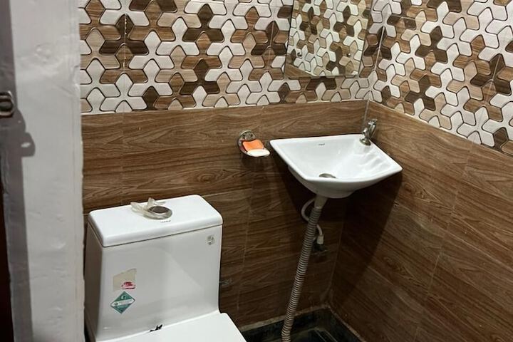 Room 6 of 16