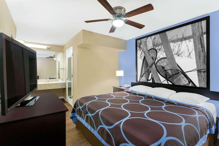 1 King Bed Deluxe Room (4 of 9)