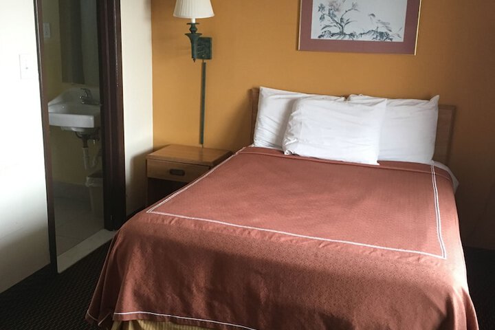 1 Queen Bed (1 of 14)