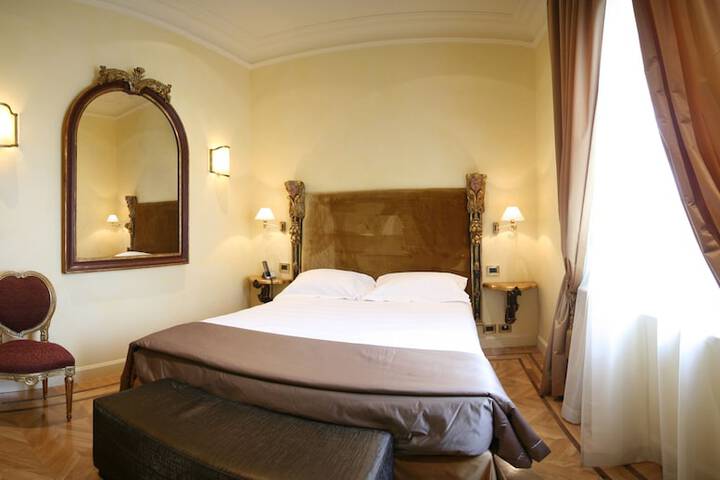 Room 33 of 77