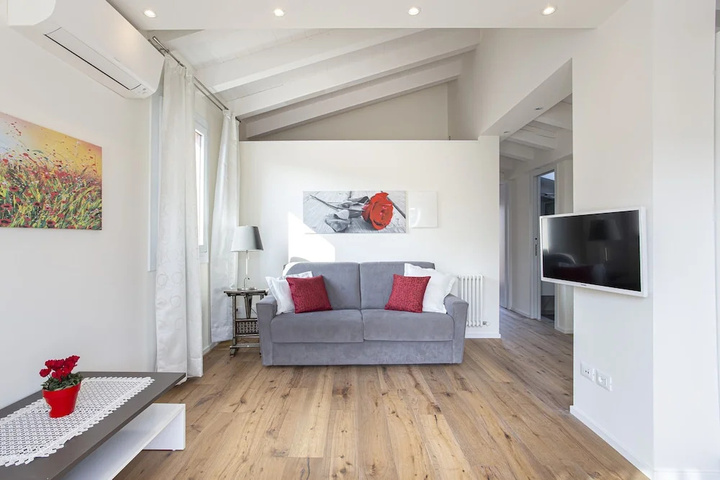 Room 4 of 20