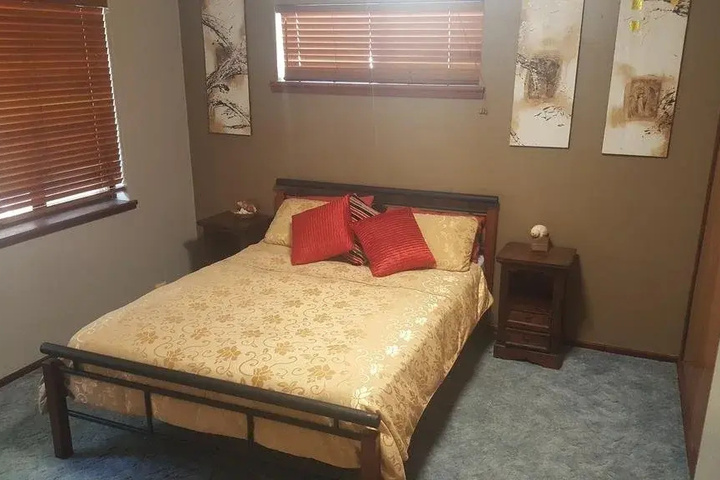 Room 5 of 8