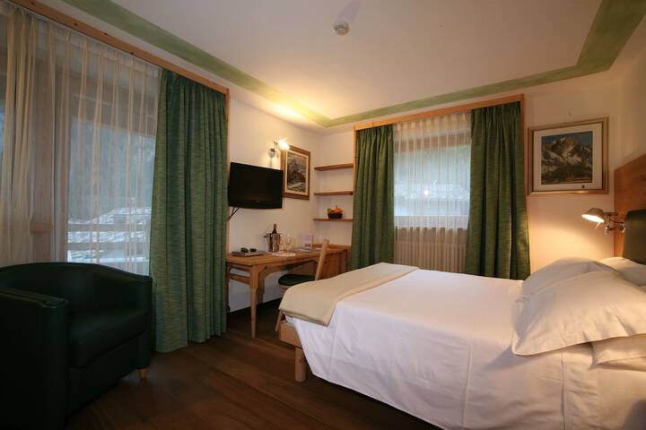 Room 8 of 105