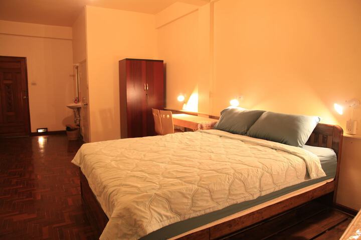 Room 6 of 27