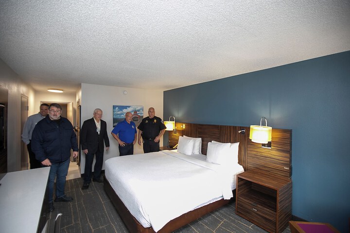 1 King Bed (14 of 18)
