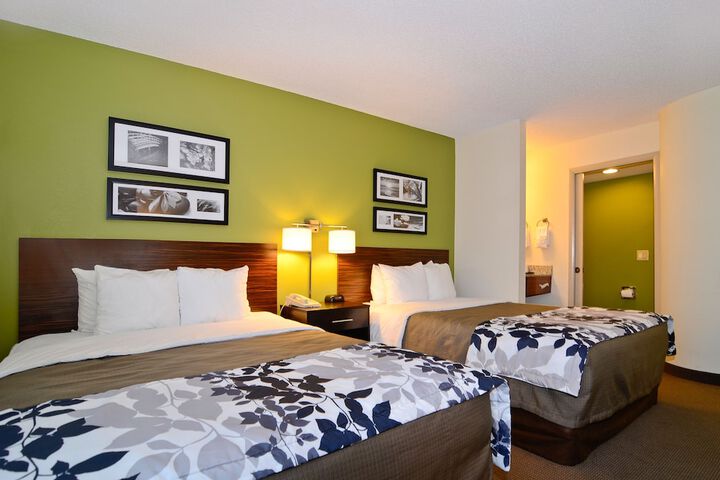 1 Queen Bed (8 of 18)