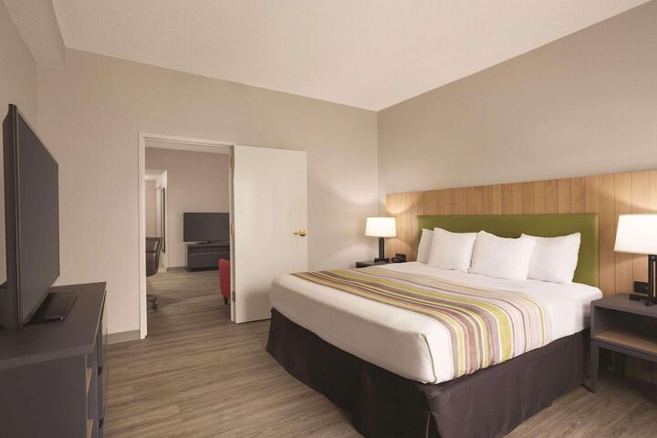 1 King Bed (3 of 9)