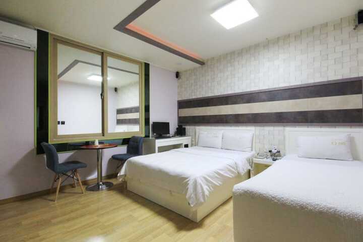 Room 10 of 33