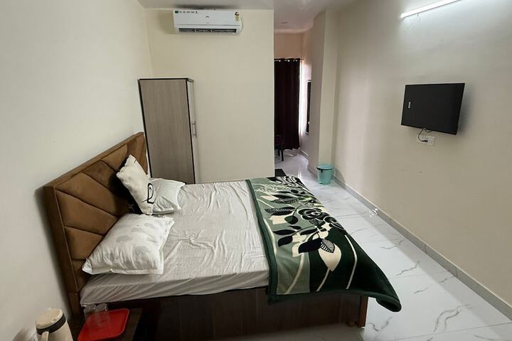 Room 8 of 18