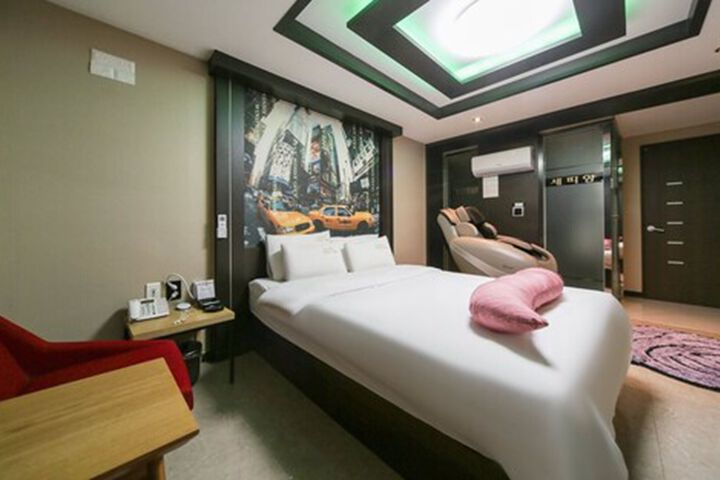 Room 27 of 28
