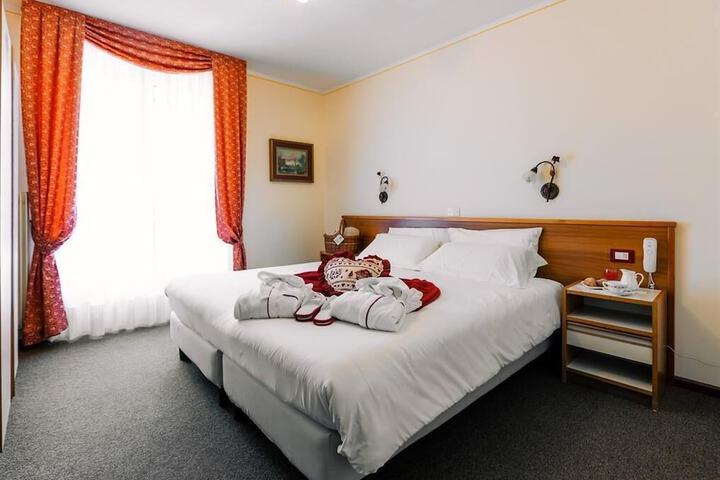 Room 8 of 19