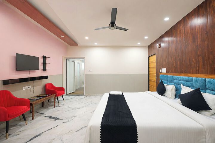 Room 9 of 18