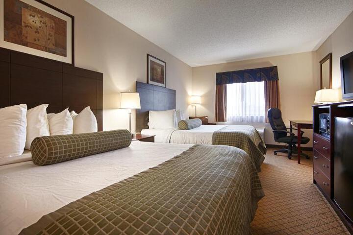 1 Queen Bed Accessible Room (2 of 2)