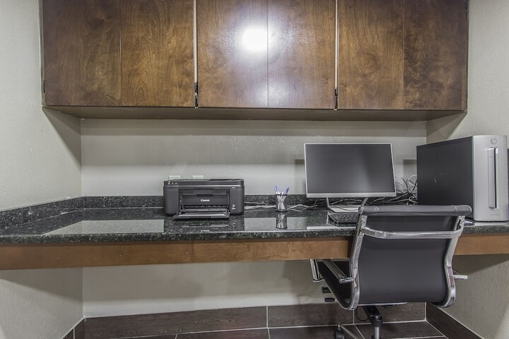 Business Center 9 of 16